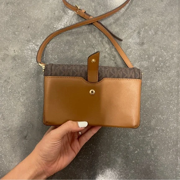 Michael Kors Jet Set logo-print crossbody bag - Picture 6 of 9